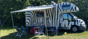 gespotte-camper-met-zebralook-op-vakantie